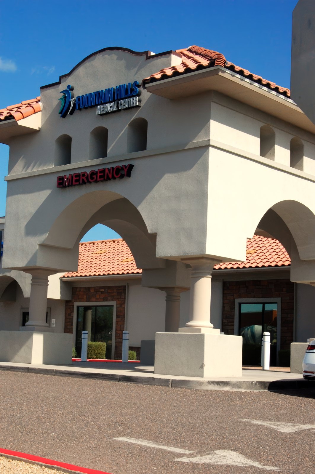 The emergency entrance at Fountain Hills Emergency Room, with the EMERGENCY sign above the arch.